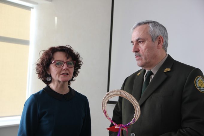 Urėdui už miškininkų gerą širdį - mokyklos vaikų dovana, ją įteikė L.Grochauskienė.