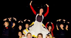 Rokiškio choreografijos mokyklos jaunieji šokėjai su mokytoja Rima Bieloviene Kultūros centro didžiojoje scenoje repetuoja kalėdinę pasaką „Spragtukas“, žiūrovus džiuginsiančią gruodžio 22 d. Mokyklos archyvo nuotr.