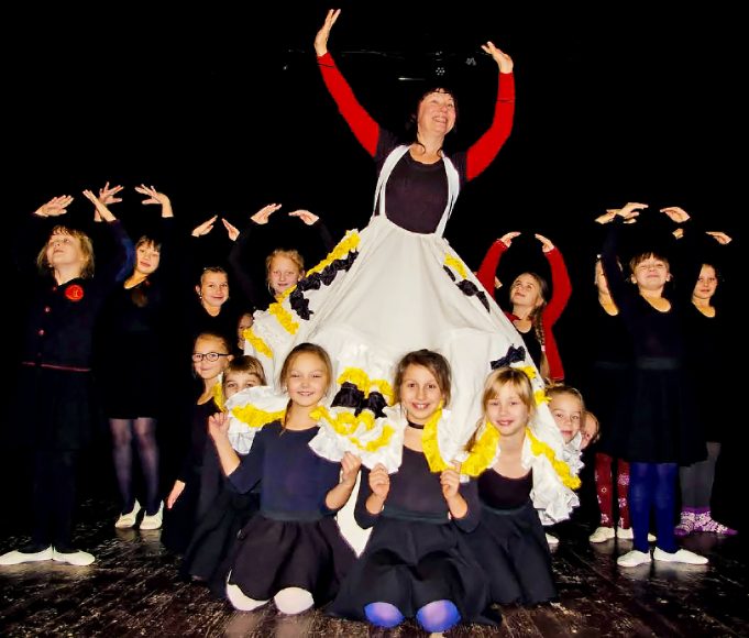 Rokiškio choreografijos mokyklos jaunieji šokėjai su mokytoja Rima Bieloviene Kultūros centro didžiojoje scenoje repetuoja kalėdinę pasaką „Spragtukas“, žiūrovus džiuginsiančią gruodžio 22 d. Mokyklos archyvo nuotr.