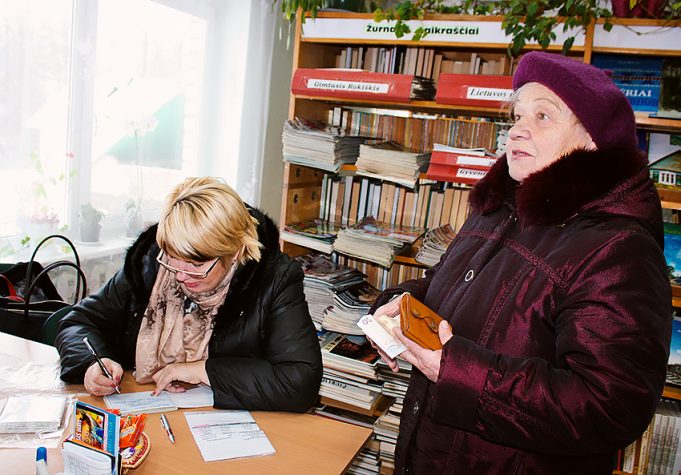 Varlių kaimo gyventoja Stasė Paršonienė (dešinėje) į Aukštakalnius užsuko užsiprenumeruoti „Gimtojo Rokiškio“. „Gimtojo...“ buhalterei Sigitai Kilkuvienei ji pasakojo, kad nesigaili išvykusi iš Rokiškio į atokų kaimą. L. Dūdaitės-Kralikienės nuotr.