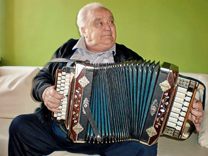 Duokiškio muzikantas Juozas Trakas tęsia savo tėvo muzikavimo tradicijas.