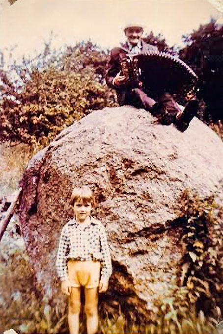 Šeimos archyvuose išlikusi nuotrauka, kurioje Justinas Trakas groja atsisėdęs ant didžiulio akmens, šalia jo – giminaitis Ignas Statkus. Asmeninių archyvų nuotr.