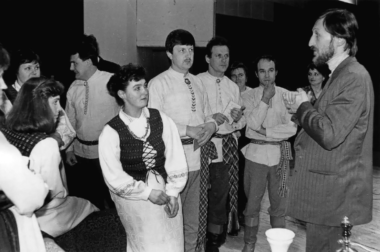 Muzikos mokytoja Rasa Bimbienė (viduryje) savo mokiniams dažnai parodo nuotrauką, kurioje folkloro ansamblio „Gastauta“ nariai įsiamžinę kartu su ilgamečiu vadovu Algirdu Svidinsku (pirmas iš dešinės).