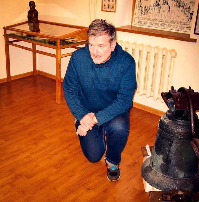 Mokslininkas Gintautas Žalėnas spėja, kad Kriaunų varpinėje rastas varpas gali būti vienas seniausių Lietuvoje. L aisvės kovų istorijos muziejaus Obeliuose archyvo nuotr.