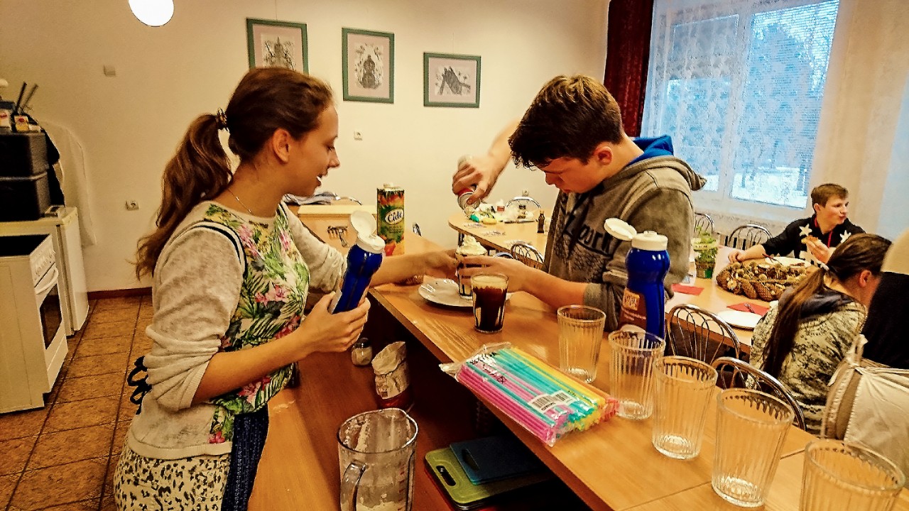 Gaminti desertą patiko ir berniukams, ir mergaitėms. A. Dagio asmeninio archyvo nuotr.