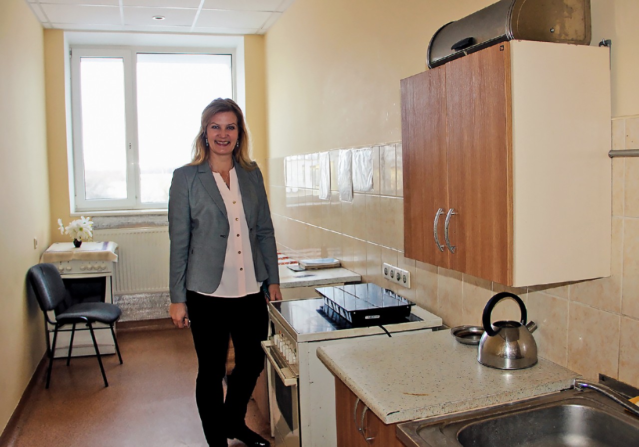 Rokiškio socialinės paramos centro Obelių savarankiško gyvenimo namų vyriausioji socialinė darbuotoja Jolanta Paukštienė sakė, kad šių namų gyventojams yra sudarytos sąlygos ne tik saugiai ir šiltai gyventi, bet ir patiems gaminti maistą bendrose virtuvėlėse. N. Šulcienės nuotr.