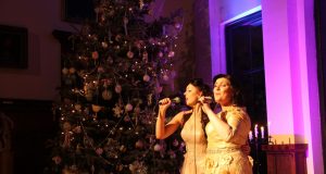 Koncerte "Naujųjų metų belaukiant" solistės Laima Česlauskaitė ir Vilija Mikštaitė rokiškėnams linkėjo sėkmės, atrasti tikrų draugų, o muzikantams – gerų balsų.