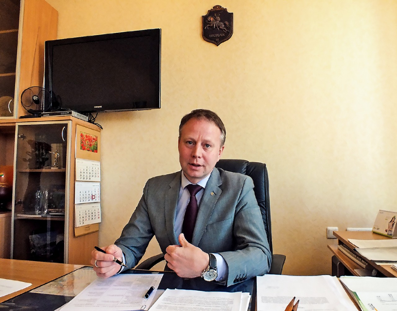 Direktoriaus Valerijaus Rancevo (nuotr. viršuje) ir ledo aikštelės šaldymo įrangos tiekėjo pasirašytas papildomas susitarimas kelia nuostabą Antikorupcijos komisijos pirmininkui Stasiui Meliūnui dėl vienas kitam prieštaraujančių punktų. Redakcijos archyvo nuotr.
