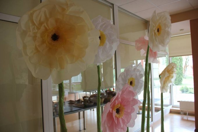 Ligoninės pacientų vyrų gėlės iš šilko popieriaus puošia foje.A.Minkevičienės nuotr.
