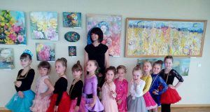Laurus ne viename konkurse jau nuskynusios Rokiškio kultūros centro sportinių šokių kolektyvo mažosios šokėjos ir jų vadovė Aušra Skruodienė. Asmeninio archyvo nuotr.
