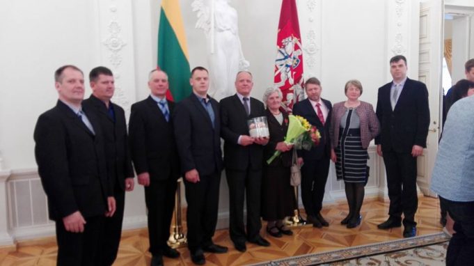 Liudgarda Karpavičienė su šeima ir sveikintojais prezidentūroje. A.Kulio nuotr.