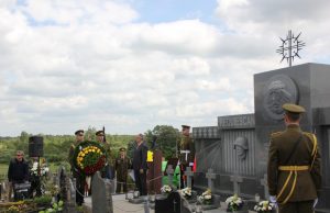 1941 metų Birželio sukilimo 75-mečio minėjimo renginiai Obeliuose, 2016 m. Lietuvos kariuomenės garbės kuopos kariai pagerbia 1941 metų Birželio sukilimo dalyvius. Redakcijos archyvo nuotr.