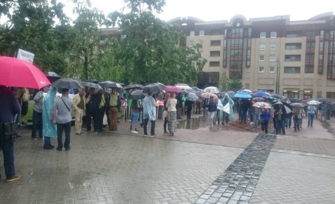 Sostinę užklupusi audra ir liūtis, anot miškininkų, dangaus ženklas, kad net gamta priešinasi valdžios siekiui išdraskyti valstybinius miškus. M.Zamaliausko nuotr.l 