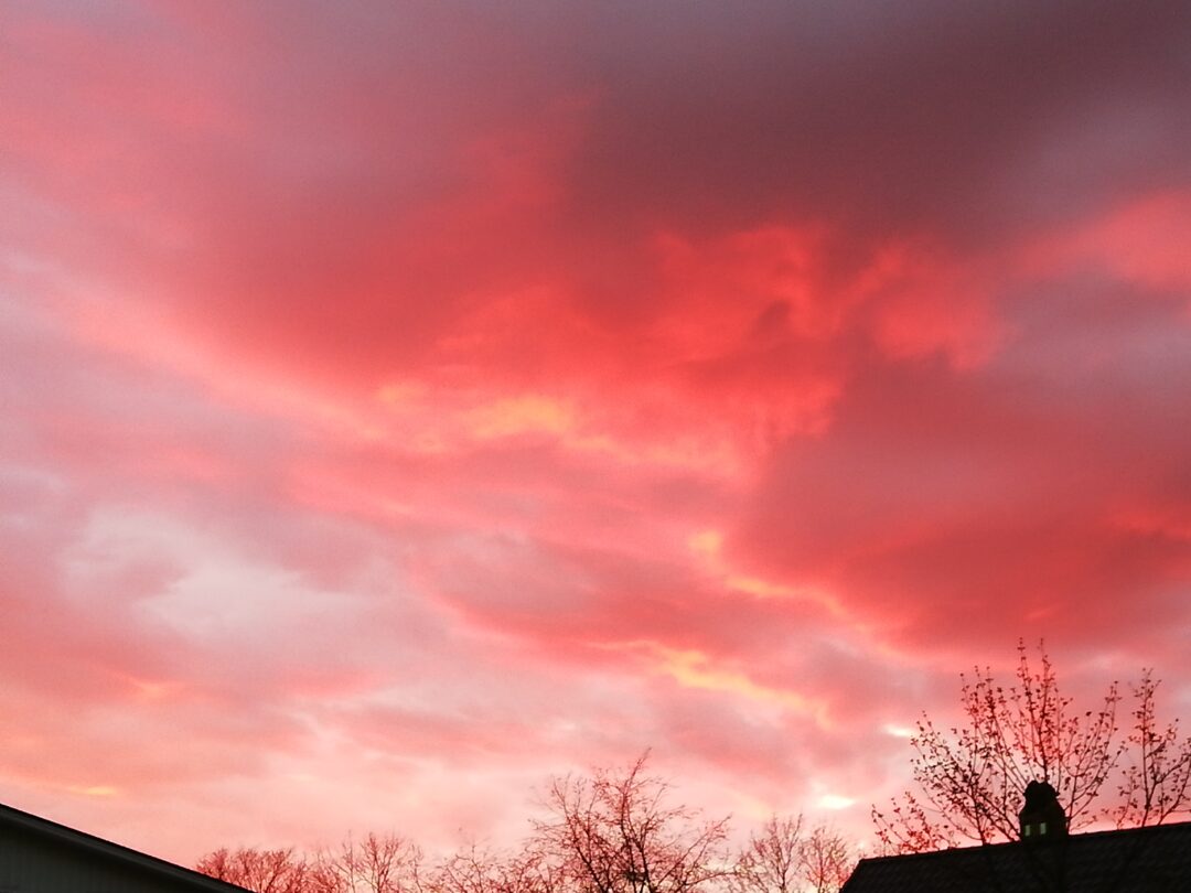 Balandžio 21-osios vakarą rokiškėnai galėjo grožėtis raudono atspalvio dangumi