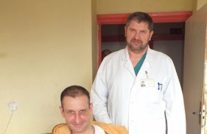 Už suteiktą antrą šansą gyventi 44-erių rokiškėnas Darius Mikša (vežimėlyje) dėkingas jį operavusiam chirurgui Antanui Zadorožnui. A. Mackuvienės nuotr.