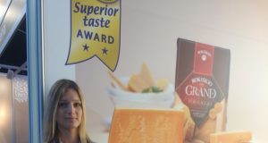AB „Rokiškio sūris“ parodoje „AgroBalt 2016“ pristatė naują gaminį – pelėsinį sūrį „Baltic Blue“. Nuotraukoje – rinkodaros asistentė Akvilė Macijauskaitė. L. Malinauskienės nuotr.