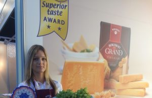AB „Rokiškio sūris“ parodoje „AgroBalt 2016“ pristatė naują gaminį – pelėsinį sūrį „Baltic Blue“. Nuotraukoje – rinkodaros asistentė Akvilė Macijauskaitė. L. Malinauskienės nuotr.