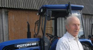 Ūkio puošmena tapusį naujutėlaitį traktorių ūkininkas Vladislovas Varnas žada taupyti ir su juo dirbti tik lengvesnius ūkio darbus. A.Minkevičienės nuotr.