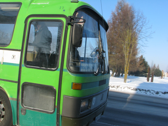 Traukinio keleiviai nespėja į miesto maršrutinį transportą. N.Byčkovskio nuotr.