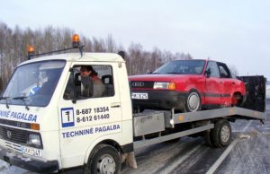 Į pagrindinį kelią nesaugiai įvažiavusi „Audi“ išgabenta specialiuoju transportu. A.Puteikytės nuotr.
