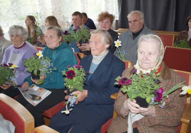 Bajorų kultūros centre gėlių vazonėliai dovanoti aktyviausioms Bajorų bendruomenės narėms (pirmoje eilėje iš kairės) Birutei Kuzmienei