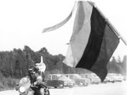 Sąjūdietis Algis Kuolas prieš dvidešimt metų Baltijos kelyje. Nuo pat Rokiškio atvažiavęs motociklu "Jawa"