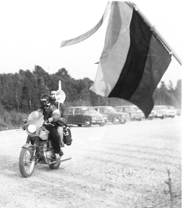 Sąjūdietis Algis Kuolas prieš dvidešimt metų Baltijos kelyje. Nuo pat Rokiškio atvažiavęs motociklu 