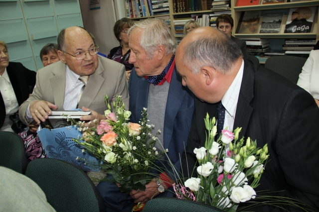 Rajono bibliotekininkus jubiliejaus proga sveikino kraštiečiai Venantas Mačiekus (iš kairės)