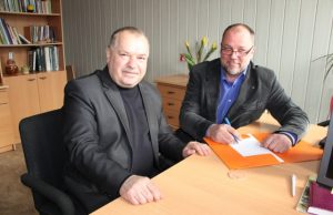 Rokiškio socialdemokratų vadas Algis Čepulis (nuotr. dešinėje) ir Rokiškio liberalcentristų skyriaus buvęs vedlys Augutis Kriukelis nominuoti už bendrą sėkmingą politinį duetą.