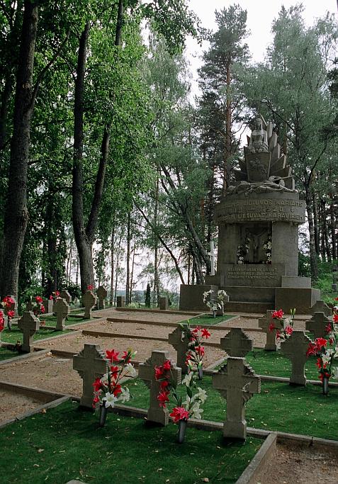 Paminklas Červonkos (Latvija) kapinėse savanoriams su užrašu: „Keleivi