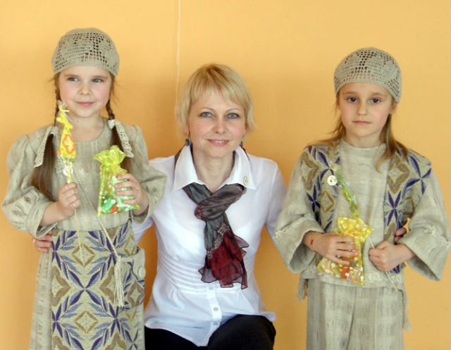 „Linelio“ lopšelio-darželio auklėtinės  Austėja (kairėje) ir Emilija  pasipuošė lino drabužiais. Mergaites konkursui ruošė mokytoja Inga Šablinskienė. Asmeninio albumo nuotr.