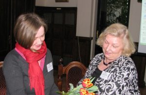 Panevėžio kolegijos Rokiškio filialo vadovė Stanislava Juškienė (dešinėje) atminimo dovaną įteikė Gėtės instituto Kalbos skyriaus vadovei Nijolei Buinovskajai.