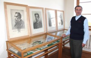 Ketvirčiu etato dirbantis Andrius Dručkus liko gyventi Obelių muziejaus patalpose tarp jam brangių eksponatų. D. Zibolienės nuotr.