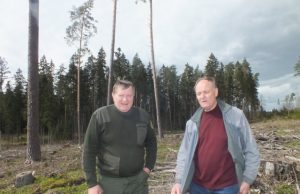Kamajų girininkas Sigitas Markevičius (dešinėje) ir šių talkų iniciatorius