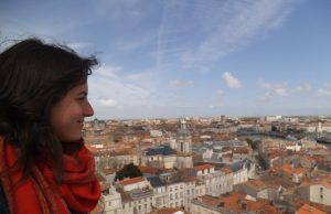 Aurelija La Rošelio (Prancūzija) stogų fone vienos studijų kelionės metu.
