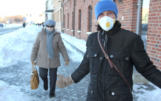 Bijantiesiems užsikrėsti gripu viešose vietose patariama dėvėti apsaugines kaukes. N.Byčkovskio nuotr.