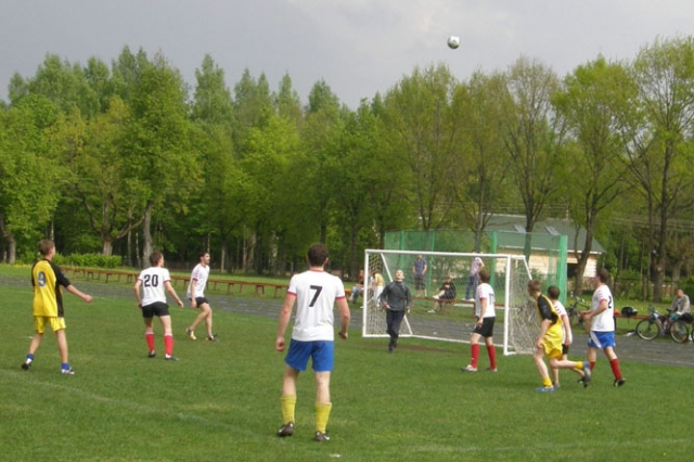J.Tumo-Vaižganto vidurinės mokyklos komanda (balta apranga) minimalia persvara įveikė „Romuvos“ futbolininkus. L.Dūdaitės nuotr.