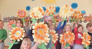 Vaikai su jų pačių pagamintomis gėlėmis. S. Stoškuvienės nuotr.