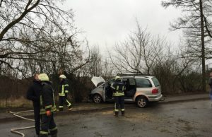 Švenčių išvakarėse Rokiškyje avarija: automobilis rėžėsi į medį. R. Kilkaus nuotr.