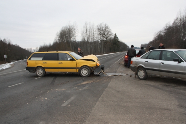 Sudaužytą  VW Passat ruošiamasi išvežti iš sankryžos. D. Zibolienės nuotr.