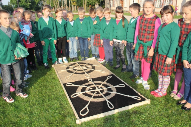 Rokiškio Senamiesčio progimnazijos mokiniai ieškojo gėlių kilimo. D. Zibolienės nuotr