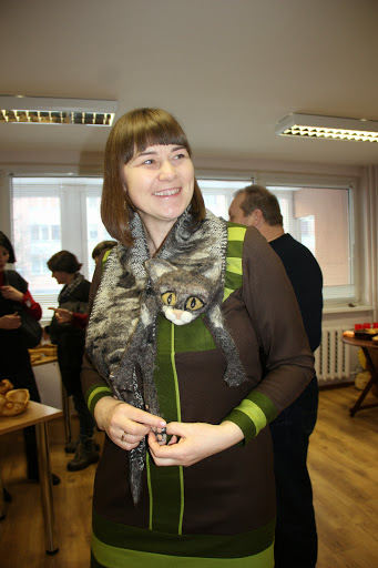 Danutė Sročkuvienė parodė naujausią savo darbą - iš vilnos veltą šaliką - katiną. D. Zibolienės nuotr.
