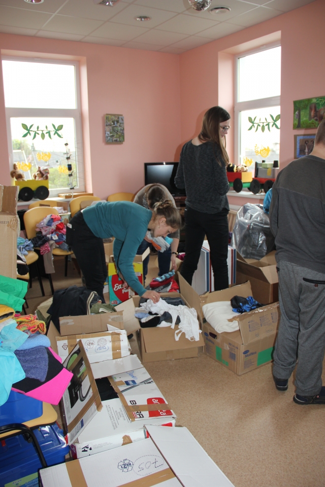 Rokiškio vaikų dienos centro darbuotojos kraustė labdaros dėžes ir rūšiavo daiktus.