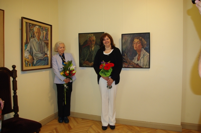 M. Vygantienė (kairėje) ir M. Sabalienė pozavo prie giminaičių portretų.