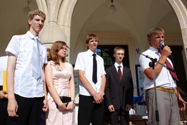 Savivaldybės Švietimo skyriaus vadovas Aurimas Laužadis pasveikino „Romuvos“ šimtukininkus - Tomą Lasį (iš kairės)