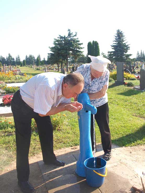 Savivaldybės administracijos direktoriaus pavaduotojas V.Saulis ragavo Kalneliškių kapinių hidranto vandens. L.Dūdaitės nuotr.