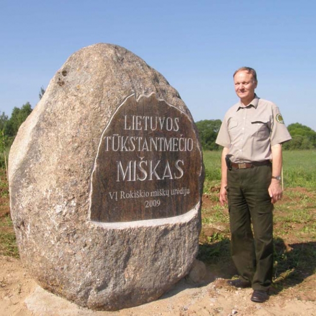Lietuvos tūkstantmečio vardu pavadintam miškui – milžiniškas lietuviškas akmuo su iškaltu miško pavadinimu. Urėdas Rimantas Kapušinskas sakė