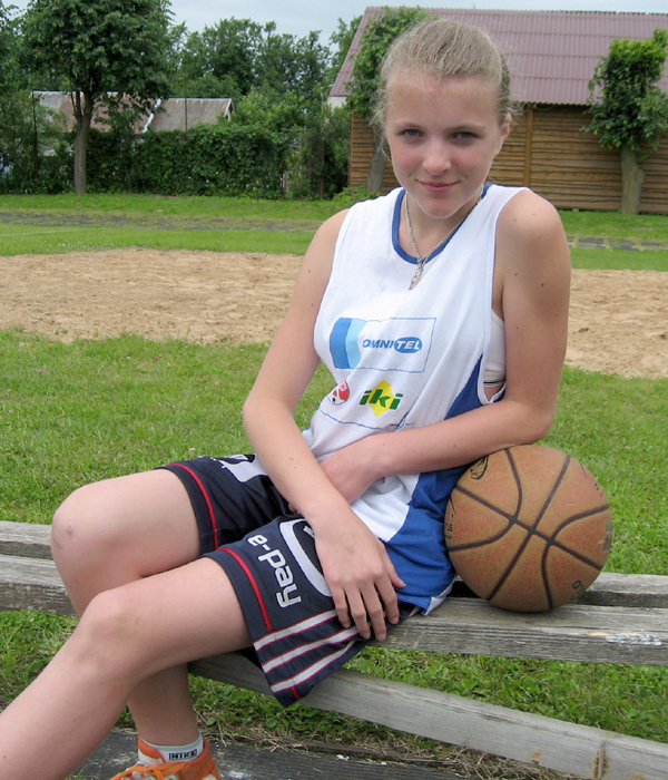 Besiruošdama konkursui Martyna Kravčenkaitė kasdien treniravosi Kūno kultūros ir sporto centro aikštelėje. G.Kravčenkos nuotr.