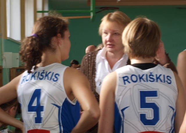 Trenerė Virginija Makutėnienė jaunosioms žaidėjoms Airei Vizbaraitei (kairėje) ir Miglei Baršauskaitei patarė