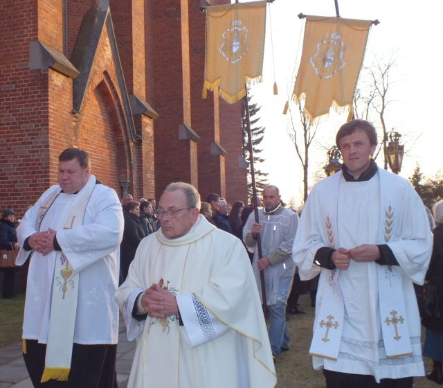 Su Šv.Velykomis sveikina Rokiškio parapijos kunigai: dekanas Eimantas Novikas (kairėje)